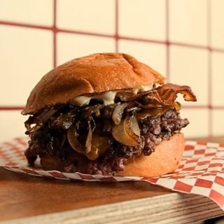 Magalove Smash Burger –  Triple Carne + Bacon + Cebolla + Salsa Secreta