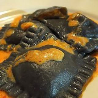 Ravioli neri di pesce e gamberi
