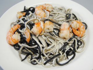 Spaghetti Neri Con Gulas E Gamberetti
