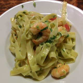Tagliatelle al pesto con gamberi e pomodorini