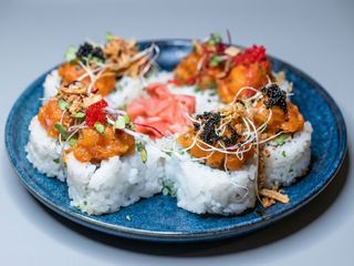 Spicy salmon rolls