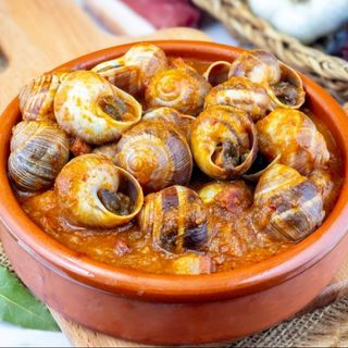 RACION DE CARACOLES CON SU ESQUISITA SALSA