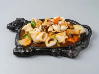 N7. Chipirones con salsa de ostras a la plancha