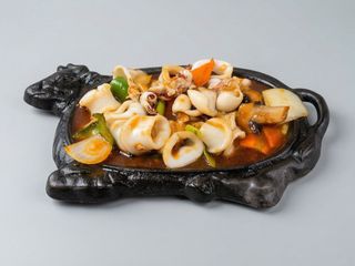 N7. Chipirones con salsa de ostras a la plancha