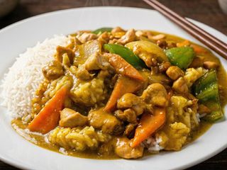 N8. Arroz con pollo y salsa curry