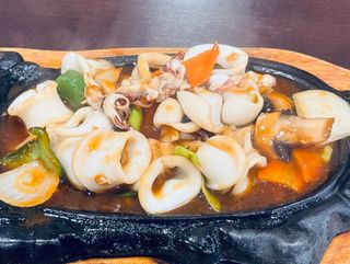 N7. Chipirones con salsa de ostras a la plancha