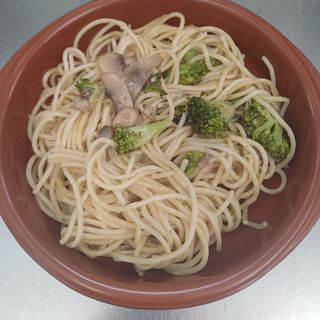 Espaguetis con brocoli y champiñones