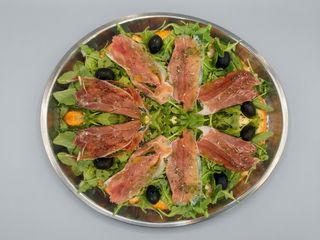 Pizza de rúcula y jamón serrano
