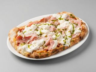 Pinsa de mortadella y burrata