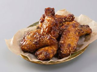 Alitas de pollo (6 uds.) con patatas fritas