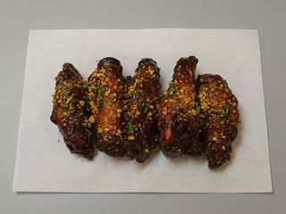 Alitas de pollo salsa asiática y kikos 5 unidades