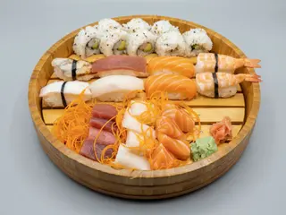 Nigiri (8 uds.) + Maki (8 uds.) + Sashimi Variado