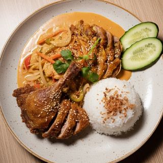 30D. Curry con pato frito