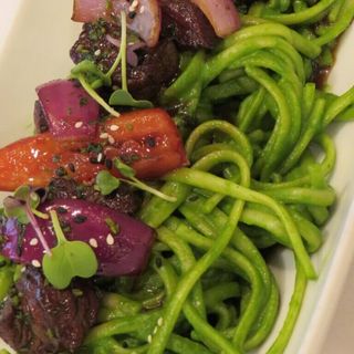 Tallarín verde con lomo