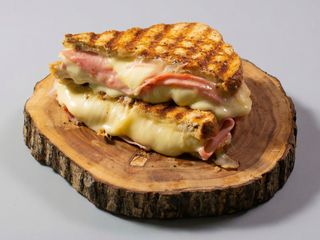 Sándwich de jamón york y queso vegetal