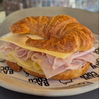Croissant relleno salado