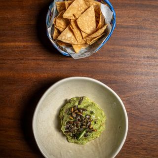 Guacamole con totopos