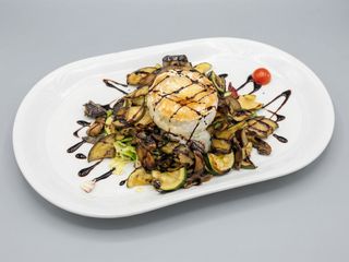 Queso de cabra con salteado de verduras