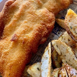 Pechuga empanada con papas de la casa. Aprox 300 grs