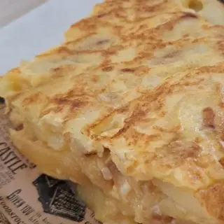 Cuña de tortilla con chorizo y cebolla