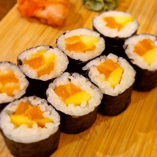 Maki mango y salmon 8uds