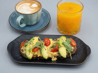 Menú desayuno de tostada de huevo & aguacate + bebida o café
