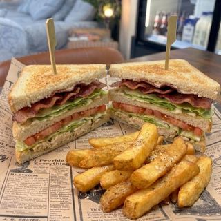 Club sandwich + patatas
