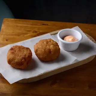 2 CROQUETAS DE JAMON GUISANTES Y QUESO ESTILO ITALIANO