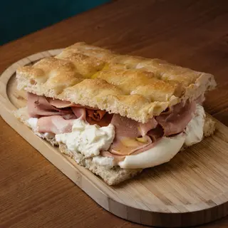 Focaccia de mortadella y burrata