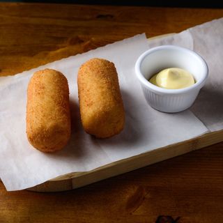 2 CROQUTAS DE PATATAS Y QUESOS 