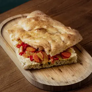 FOCACCIA VEGANA DE VERDURA Y HUMMUS
