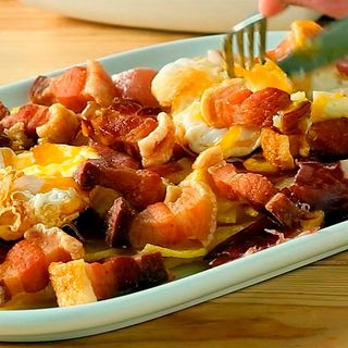 Huevos rotos con torreznos