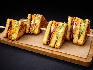 Sándwich club aguacate