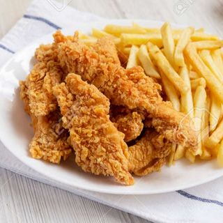 pollo cryspi con patatas y ensalada