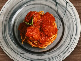 Spaghetti con albóndigas al estilo napoletano