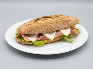 Bocadillo de bacon con queso