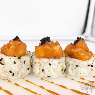 Salmón y gambas, caviar y salsa teriyaki