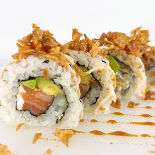 Salmón, aguacate, philadelphia y mayonesa picante cebolla frita