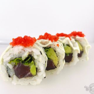Atún, aguacate, salsa wasabi y caviar