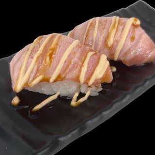 Fuego nigiri salmón estofado (2 uds)