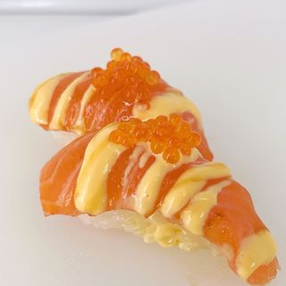 Nigiri de salmón,salsa mango y caviar(2 uds)