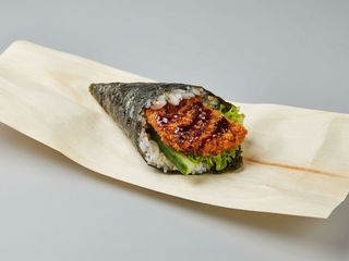 Temaki de pechuga empanada, ensalada y teriyaki (ud)