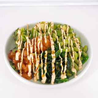 Poke de salmón,edamame,aguacate,wakame,salsa poke