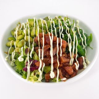 Poke de atún:aguacate,cebolla frita,edamame,wakame,salsa poke