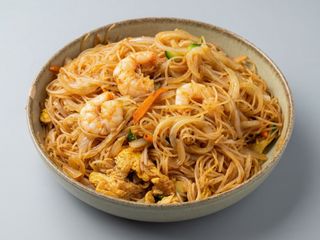 Fideos gambas y verduras
