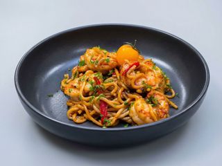 Udon frito con gambas