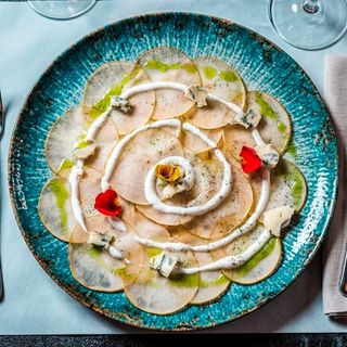 Carpaccio di pera con crema di gorgonzola e miele