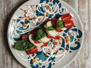 Insalata caprese con mozzarella di bufala, pomodoro e basilico