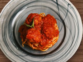 Spaghetti con albóndigas al estilo napoletano