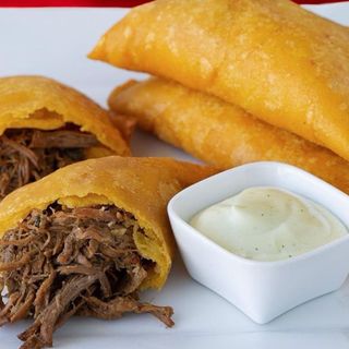 2 EMPANADAS + 2 BEBIDAS